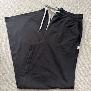 Vuori Black Heather Halo Essential Wide-Leg Pant Short Small